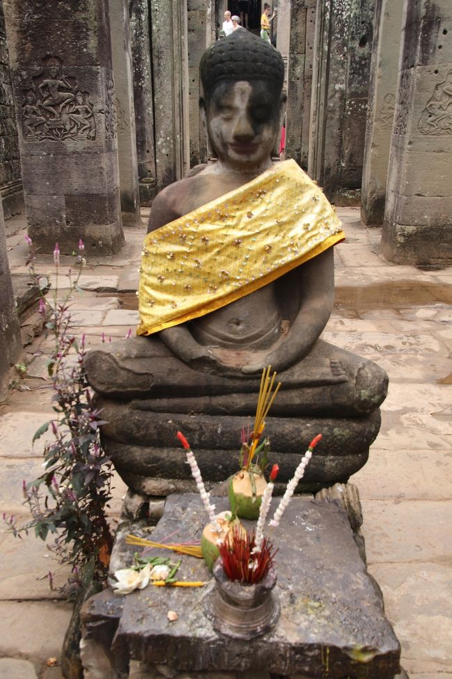 黄色い袈裟の仏像
