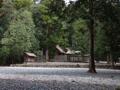 程なく本殿周りの神秘的な空間に辿り着きます。