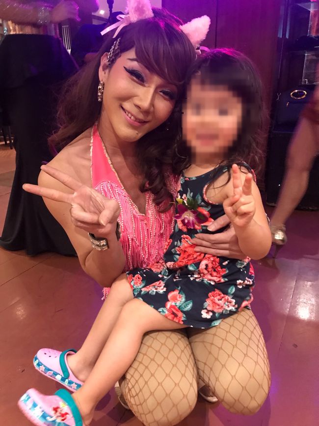 娘は大喜び♪ ダンスタイムにフロアーにも連れていかれましたが、踊れず… 頑張った4歳！