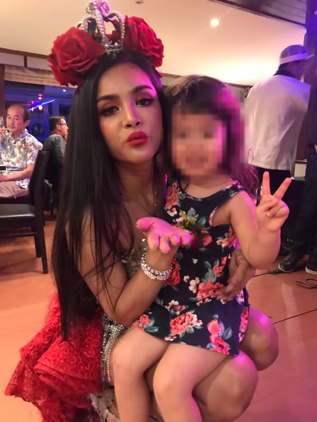 その後に、ニューハーフショーが始まります。ダンスや歌ありの賑やかな船内。スタイルも良いし、綺麗ですよね！