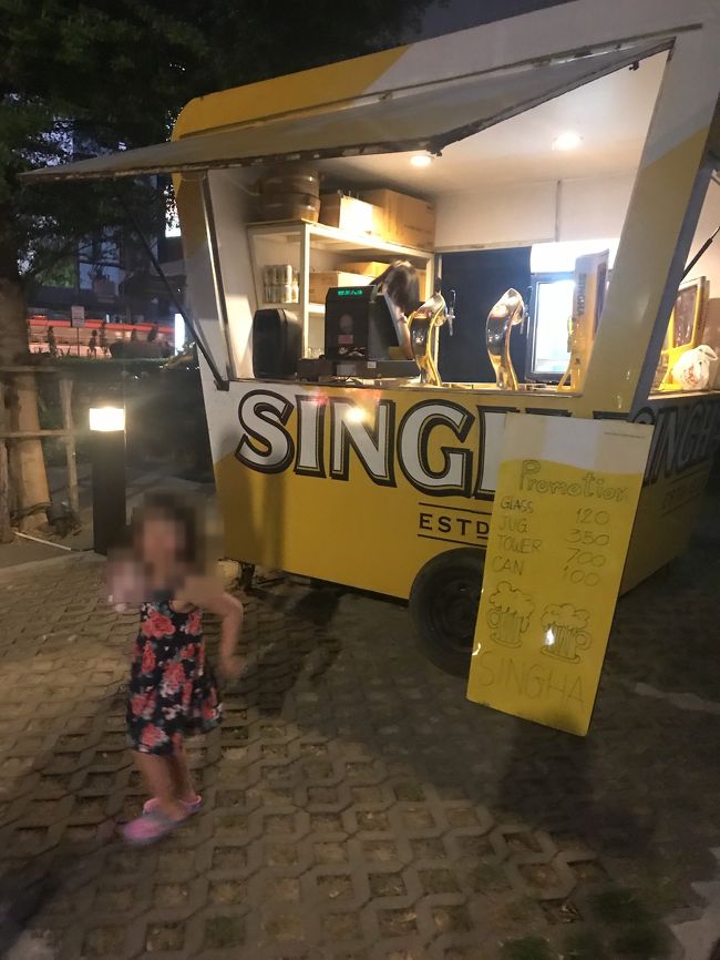 ホテル前にあるシンハービールの屋台。缶、グラス、ジョッキ、ピッチャーなど選べます。すぐにここで一杯！