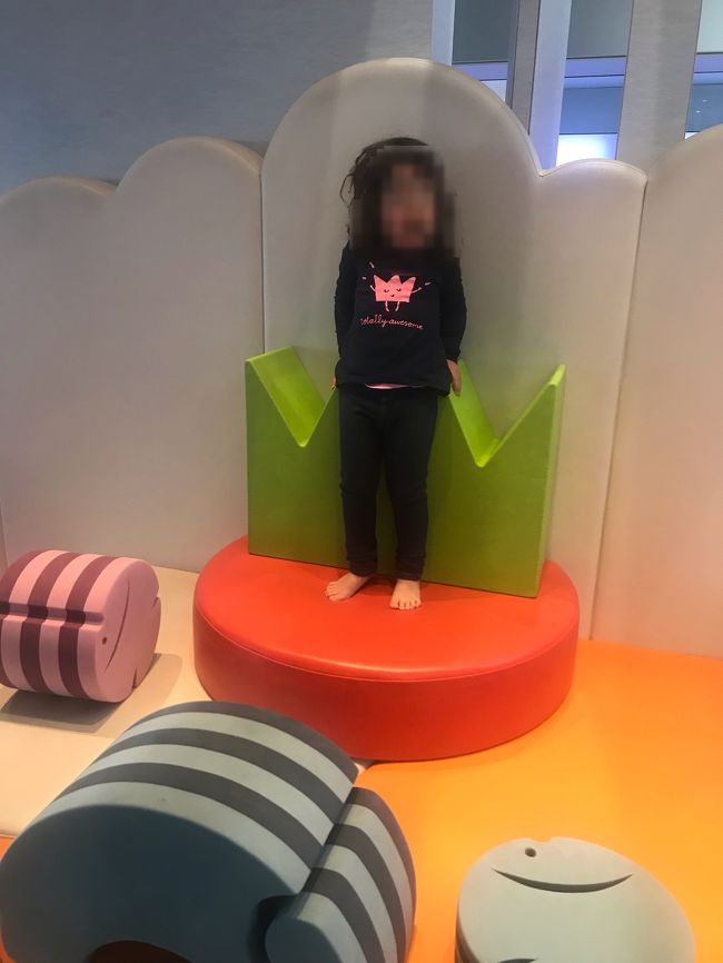 ここでたっぷり遊んで、機内では寝てもらう作戦…