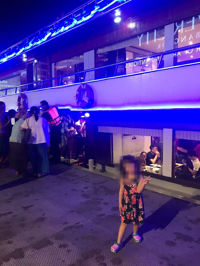 子連れだと、優先で別の入り口から入れてもらえました。