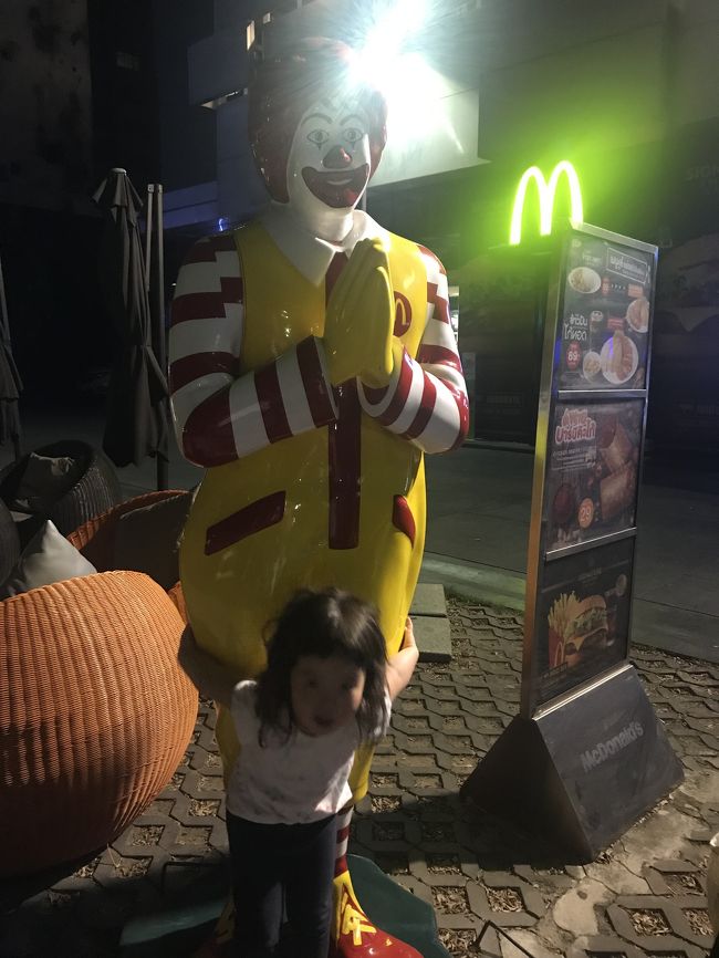 ホテルの1階がマクドナルドで、お決まりのポーズを発見！ サワディカー！