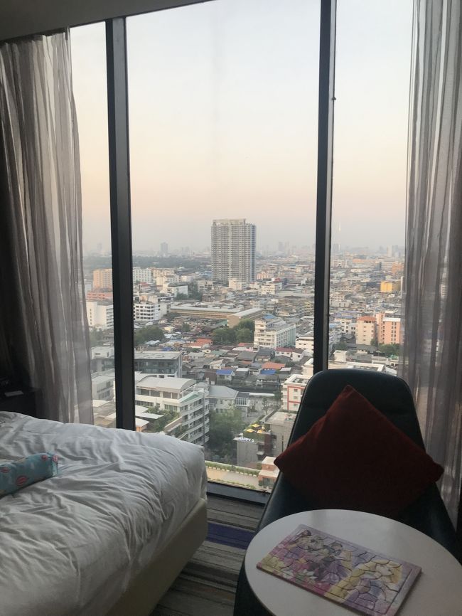 ドムンアン空港からタクシーで、ホリデイインエクスプレスバンコクサイアムにチェックイン。お部屋はこじんまりですが、綺麗です。