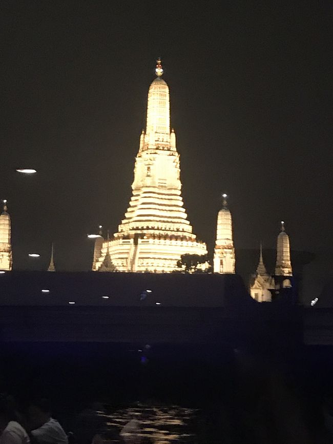 食事にダンスに写真撮影にと忙しいので、なかなかデッキに上がる時間がない！ 唯一取れたワットアルンの写真です。