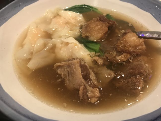 MKゴールドに入りました。<br />ワンタンスープをこども用に… でも、あまり好きではなかった様子。しかも、これはタイ料理？でしょうか…