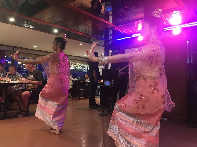 最初の食事タイム中に踊ってくれます、伝統舞踊。