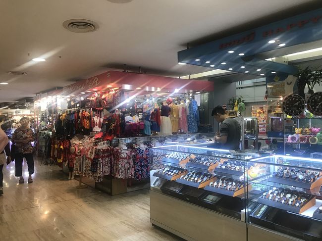 2日目、お金の両替をしたかったのでMBKセンターへ。パスポートがないと両替できないので、要注意です！<br />MBKセンターにはまってしまい、まさかの半日を過ごしてしまいました… 小さなお店が軒を連ねていて、ショッピングが楽しい！