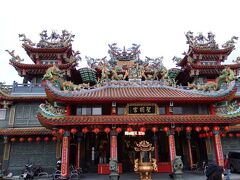 階段坂を登り詰めた近くに、立派なお宮がありました。
日本のお寺とは違った雰囲気・・・。
初めての台湾なので、エキゾチックなこの装飾にびっくり！