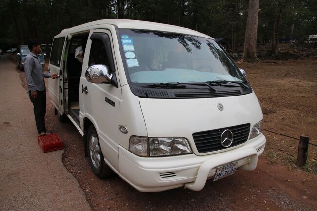 バスは使用できないので移動はベンツのワゴン