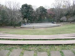 都筑中央公園に入って来ました。
ここは、ステージ広場です。
野外円形劇場の様な広場です。
ここで、昼食休憩をしました。
