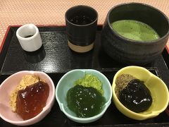 わらび餅は三種類。右から黒ゴマ、抹茶、プレーン。
きな粉も三種類。右から黒糖、抹茶、プレーン、やったかな？
甘さが控えめだから、ワタシは黒蜜かけてちょうどよかった。甘いの苦手な人にもちょうど良いと思います。

わらび餅、ぷるっぷる(^.^)口に入れたら、ホントにとろける感じ(*^▽^*)