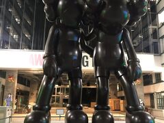 大館を出たら、続いてリノベスポットその２、PMQへ。
ここは既婚の警察官の宿舎をリノベしたスポットとのこと。
これは夜の写真です。
入口の広場に立つ、ナゾな人形たち。

中には個人オーナーのお店がずらっと並んでいます。
４階くらいまであったと思います。
１階には、壁アートで有名なGoods of Desireも入っていました。
お店の写真がないです。。撮っていいのか微妙だったのと、
ウィンドウショッピングに夢中だったため。