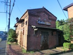 レンガ造りの素敵な喫茶店がありました。

「コーヒー ブリックス」。
大正7年に米貯蔵庫として建てられたレンガ蔵を、平成2年に改装してカフェにしたようです。