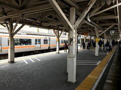 沼津に停車。乗車している列車は、熱海行きですが、終点の熱海までは行きません。