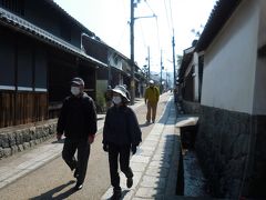 　ここから城下町のメインストリート土佐街道です。高取藩２万５千石の城下町として栄えた風情ある街並みで、両脇に水路が流れています。