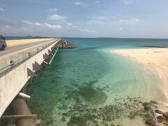 伊良部大橋の下は透明なブルー。海開きはまだですが、すでに遊んでいる方もいました。