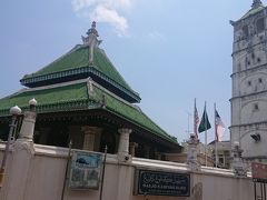 14:25
続いてすぐ隣のマスジッド・カンポン・クリンへ。
こちらはイスラム教のモスクです。
緑色の三角屋根で、よくあるペルシャやインド型の玉ねぎ屋根ではないので一見モスクには見えません。


▼カンポン・クリン・モスク(Kampung Kling Mosque)
現地名：Masjid Kampung Kling
スマトラ様式。
1868年。
