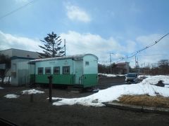 可愛らしい貨車駅の西和田駅に到着。
停まっている車は、近所の人がおでかけに駅まで車でやってきたのでしょうか？　