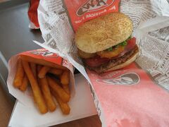 ハンバーガーとポテトが到着。
A&Wバーガーを食べました。
これはこれで美味しかったけど、もうちょっと中身のシンプルなハンバーガーのほうがいいかも、と思いました。