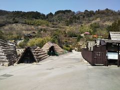 地獄巡りの後は「明礬温泉湯の里」に寄りました

写真左の藁葺きの小屋は湯の花を製造するもので、右の小屋は家族風呂です