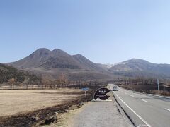 湯布院を後に、黒川温泉を目指します

途中のやまなみハイウェイの長者原の風景です

後ろの山々は九重連山です