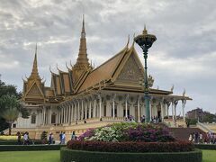 お昼ご飯を挟んで、午後は市内中心部のプノンペンハイライトを観光します。カンボジア王国を代表するのが、首都プノンペンにある王宮です。