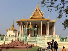 王宮の敷地の中には、カンボジアの文化を紹介する展示物を多く見ることができます。また国の象徴にもなっているアンコールワットのミニチュアなども展示されています。