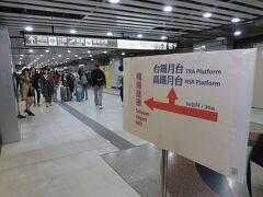 AirportMRTへ乗り換えるため地下道を暫く歩きます