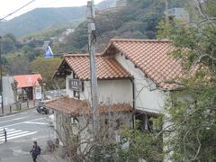 熱海を出て最初の停車駅、来宮駅です。

この駅は、伊東線しかホームがありませんが、隣には東海道線も通っています。

東海道線の函南ー熱海間にあり、東海道線の車内からも来宮駅が見えます。