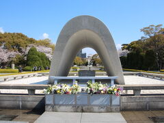 資料館見学の後は、平和記念公園を見学です。
まずは、原爆死没者慰霊碑（広島平和都市記念碑）から
