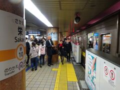 丸の内駅から１駅の伏見駅で朝も乗った東山線に乗りかえ、さらに１駅乗って栄駅で下車。