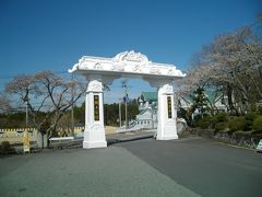 秩父宮記念公園から急坂を登ったところに富士仏舎利塔平和公園へ。公園内に妙法寺があり、その門が入口となる。