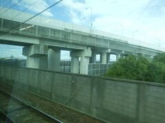 高速道路の下をくぐること自体は、よくあること。
なので、特に気に留めないでいたのですが、
進行方向左側に古墳のある公園があったり、この高速道路に沿って、東海交通事業線が走っている（まだ乗ったことがない）ことに気づいたりして、
まだまだいっていないところ、乗っていない路線があるんだなあ、と、思ったのでした。