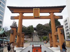 みんみんのすぐ近くにある「下野國一之宮 宇都宮二荒山神社」へ。日光のは「ふたらさんじんじゃ」と読むけど、こちらは「ふたあらやまじんじゃ」もしくは「ふたらやまじんじゃ」と「やま」読みなんだそうです。

宇都宮の中心部にあるのでビルの間から立派な神社が現れて驚きます。