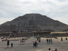 早速1個目の世界遺産。今日だけで６つの世界遺産を見に行きます。
密集してるんですね

まずはテオティワカンのピラミッドです。
太陽のピラミッドと月のピラミッドがあります。
太陽のピラミッド 登ってみます