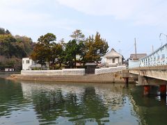 依田邸があるのは那賀川河口の浜町橋の袂で、もうすぐそこは海という場所だ。

松前町に残るナマコ壁の土蔵だが、私はその海鼠（ナマコ）という名前から、壁に白く盛り上がっている菱形の部分には海洋生物のナマコが練り込まれているものだと思い込んでいた。
ナマコと言えば、なんとなく表面に粘液性の粘り気があり、ナマコを乾燥し漆喰と共に固めることで漆喰だけの塗り壁よりも強度が出るのだろう…。
そんな風に考えていた。

確かに、ただの土壁と比較するとナマコ壁は風雨に強く火事にも耐えるという特性があるそうで、あながち私の推測は間違ってはいなかったのだが、実際には壁の塗装には乾燥ナマコは使われていないとのこと。
壁の菱形部分：カマボコ上に半月型に盛られた形が海底にいるナマコと似ていることからナマコ壁と呼ばれているだけで、特に海洋生物のナマコそのものは関係ないらしい。

乾燥ナマコを壁に練り込んで使っているのならば、雨の日や湿度の高い日は乾物が生臭い匂いを発するかと思っていたのだが、ナマコそのものを利用していないのであれば、その心配も必要ない。