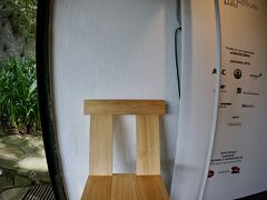 【Casa de vidro(ガラスの家)】

入口には、仮設のモダンな受付が設置されており、結構な数の観光客が訪れています。