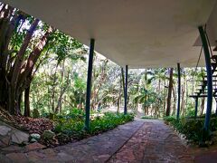 【Casa de vidro(ガラスの家)】

私的には、虫とか、蚊が酷そう......と感じてしまいますが........

また、このブラジルは地震がないせいか.........細い柱の家がお多いです......