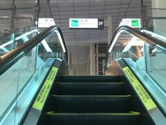 2:00に起床してリムジンバスで羽田空港へ。

バスの乗客のほとんどが国内線ターミナルで降りて行きました。
国内線なら、リムジンバスが出たターミナル駅からはもう少し後に走り始める電車で行っても始発便に間に合うのに何で早起きしてリムジンバスで行くのだろうと疑問に思ってしまいましたが、移動が楽だからなのですかね。

なぞです。

この日は、国内線ターミナルで降りたバスの乗客が荷物をバスに残したまま降りて行ってしまったようで、無人となった席の頭上の荷物を運転手さんが見つけ、国内線ターミナルの係員の方に預けていました。

こんなこともあるんですね。

そんなこんなで、国際線ターミナルの到着した時には、チェックインカウンターが閉まりかけていましたがギリギリ発券してもらえました。