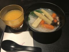 6:25発のHKexpressで香港へ。
10:35着陸。いつもなら、この後入国審査で20～30分かかるのですが、前回e-channelを登録したのでどれくらい入国審査の時間が短縮できるか楽しみにしていました。

すると、驚きのすき具合、誰も並んでいません。
待ち時間なしでスルッと入国完了。
快適でした。しかも入国カードを記入する必要もなし。

入国後はいつものように、ラウンジでお食事です。
まずは、ベジタリアンヌードルです。