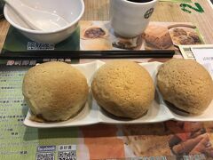 添好運のお店が拡大して2倍位の広さになっていました。

かなり早い夕食の時間に行ったので、直ぐに入れました。
たとえ並んでいても店が広くなったので、あまり待たずに入れそうです。

叉焼入りメロンパン、美味しい。
他店も食べ比べしたいけれど、時間的に次回に見送りかな。