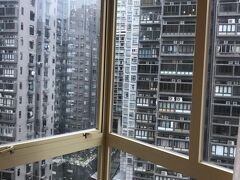 トラムに乗ってホテルへ。
窓の向こうはザ・香港って感じの景色です。
