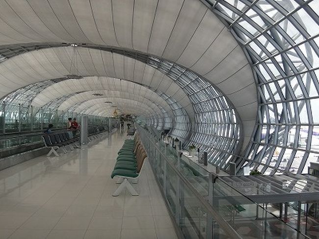 搭乗口、とおいーー。見えないぐらい、先。<br /> 