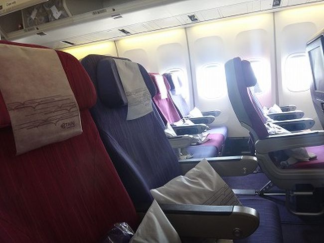 帰りも、窓側3席は、避けて、中央の4席。<br />満席だったようです。