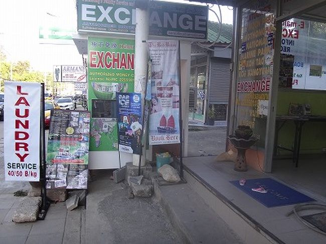 ランドリーを取りに行って、ちょっと道路沿いを散策。