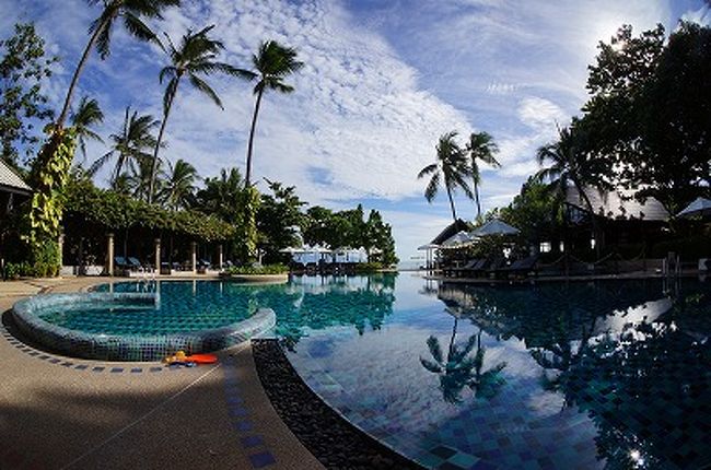 まだ人のいないプール