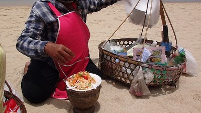 ただのんびりしても、お昼にはおなかすく～。<br />ビーチでソムタム屋さんらしきおばちゃんを発見。<br />部屋からでも見つけられて、楽だー。