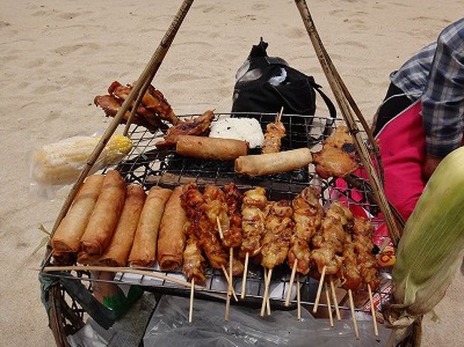 ソムタムづくりを、じーっと見てしまった。<br />手際よく、さすがです！<br /><br />焼き物も、いっぱいあるねー。